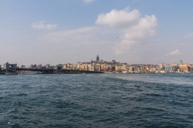 Güneşli bir günde İstanbul ve İstanbul 'un Karaköy semtinin manzarası. Türkiye