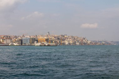 Güneşli bir günde İstanbul ve İstanbul 'un Beşiktaş ilçesinin manzarası. Türkiye