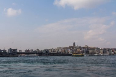 Güneşli bir günde İstanbul ve İstanbul 'un Karaköy semtinin manzarası. Türkiye