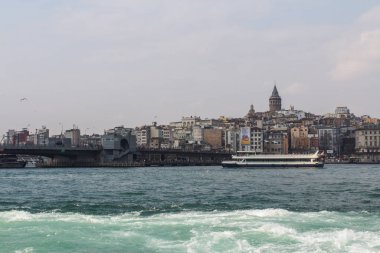 Güneşli bir günde İstanbul ve İstanbul 'un Karaköy semtinin manzarası. Türkiye