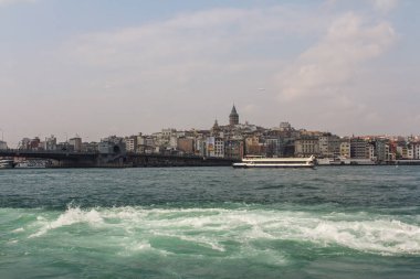 Güneşli bir günde İstanbul ve İstanbul 'un Karaköy semtinin manzarası. Türkiye