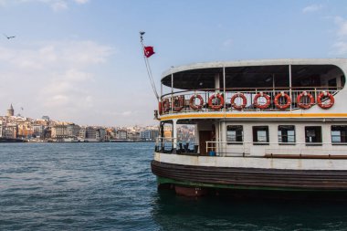 İstanbul 'daki iskeledeki yolcu feribotunun beslemesi. Karaköy bölgesi arka planda. Türkiye