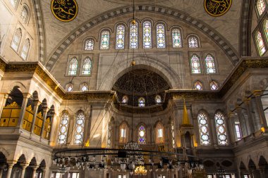 İstanbul 'daki tarihi Nuruosmaniye Camii' nin içi. Türkiye