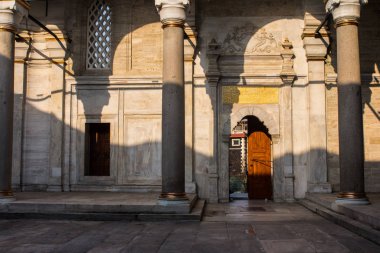 İstanbul 'daki tarihi Osmanlı Nuruosmaniye Camii avlusunda. Türkiye