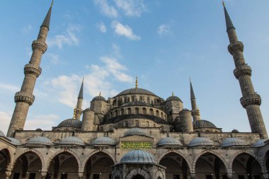 Günbatımında İstanbul 'daki tarihi Mavi Cami manzarası. Türkiye