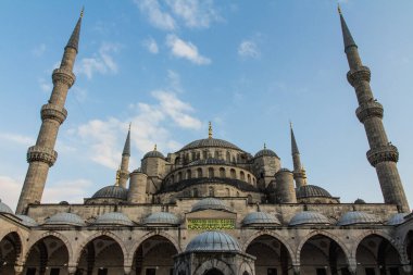 Günbatımında İstanbul 'daki tarihi Mavi Cami manzarası. Türkiye