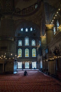 İstanbul 'daki tarihi Mavi Cami' nin içi. Türkiye.