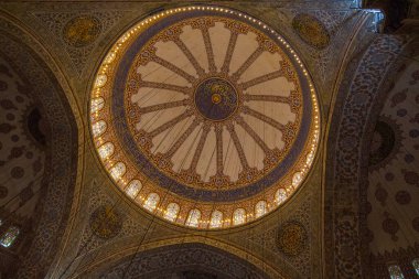 İstanbul 'daki tarihi Mavi Cami' nin içi. Türkiye.