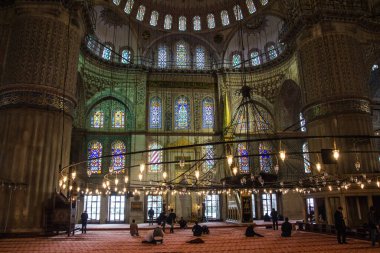İstanbul 'daki tarihi Mavi Cami' nin içi. Türkiye.