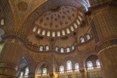 İstanbul 'daki tarihi Mavi Cami' nin içi. Türkiye.