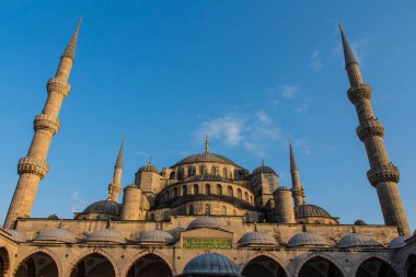 Günbatımında İstanbul 'daki tarihi Mavi Cami manzarası. Türkiye