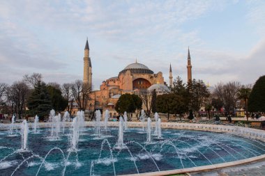 Ayasofya manzarası. Günbatımında İstanbul 'un merkezindeki tarihi tapınak. Türkiye
