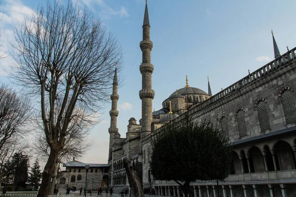 Günbatımında İstanbul 'daki tarihi Mavi Cami manzarası. Türkiye