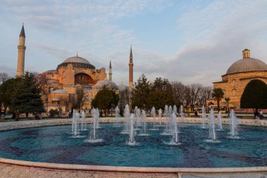 Ayasofya manzarası. Günbatımında İstanbul 'un merkezindeki tarihi tapınak. Türkiye