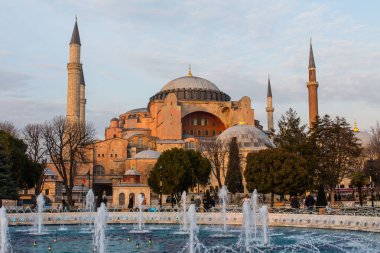 Ayasofya manzarası. Günbatımında İstanbul 'un merkezindeki tarihi tapınak. Türkiye