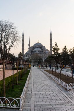 Günbatımında İstanbul 'daki tarihi Mavi Cami manzarası. Türkiye