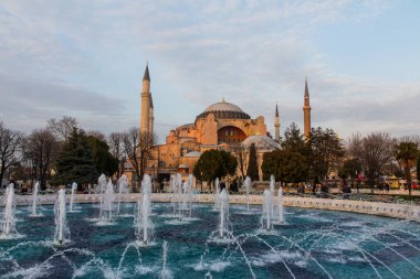 Ayasofya manzarası. Günbatımında İstanbul 'un merkezindeki tarihi tapınak. Türkiye