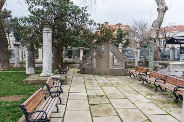 İstanbul 'daki Ayasofya Müzesi' nin avlusunda bulutlu havada sergilenen tarihi sergiler. Türkiye