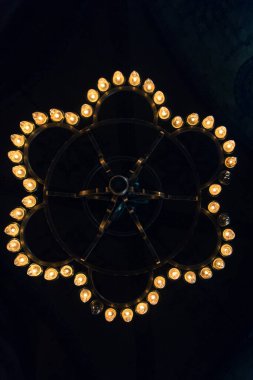 İstanbul 'daki Ayasofya Müzesi' nin içindeki tarihi avize. Türkiye