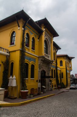 İstanbul caddesinde bulutlu bir sabahta geleneksel Türk evi. Türkiye