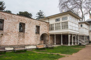 Bulutlu bir havada İstanbul 'daki Topkapı Sarayı' nda güzel tarihi bir pavyon. Türkiye