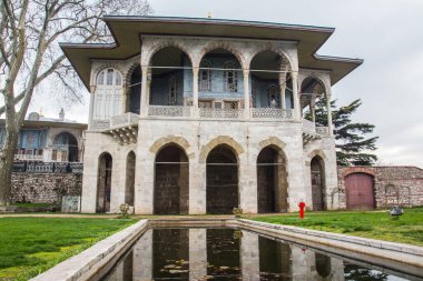 Bulutlu bir havada İstanbul 'daki Topkapı Sarayı' nda güzel tarihi bir pavyon. Türkiye