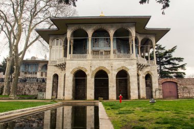 Bulutlu bir havada İstanbul 'daki Topkapı Sarayı' nda güzel tarihi bir pavyon. Türkiye