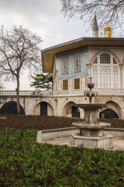 Bulutlu bir havada İstanbul 'daki Topkapı Sarayı' nda güzel tarihi bir pavyon. Türkiye
