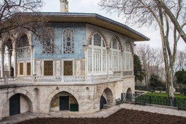 Bulutlu bir havada İstanbul 'daki Topkapı Sarayı' nda güzel tarihi bir pavyon. Türkiye