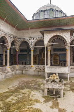 Bulutlu bir havada İstanbul 'daki Topkapı Sarayı' nda güzel tarihi bir pavyon. Türkiye