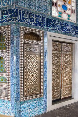 İstanbul 'daki Topkapı Sarayı' nın zengin iç mekanı. Türkiye.