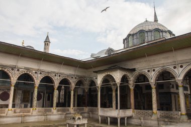 Bulutlu bir havada İstanbul 'daki Topkapı Sarayı' nda güzel tarihi bir pavyon. Türkiye