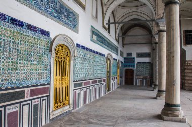 İstanbul 'daki Topkapı Sarayı' nın zengin iç mekanı. Türkiye.