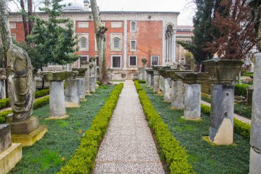İstanbul 'daki Arkeoloji Müzesi' ndeki tarihi Yunan ve Roma sütunlarının kalıntıları. Türkiye