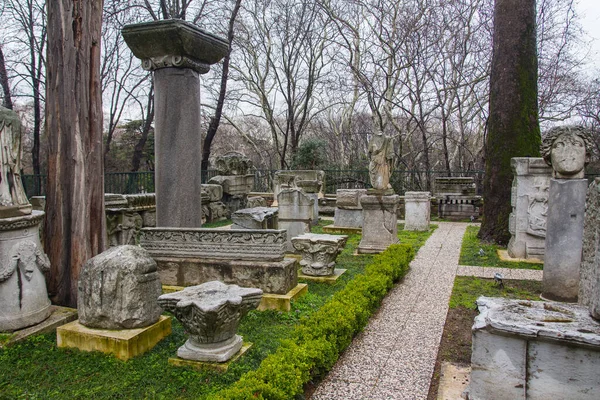 Resten Van Historische Griekse Romeinse Zuilen Het Archeologisch Museum Istanbul — Stockfoto