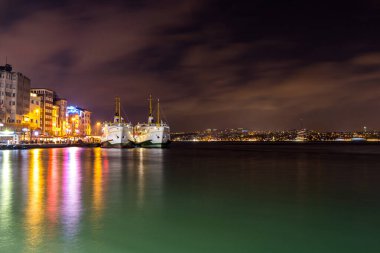 İstanbul 'da gece iskelede iki feribot. Türkiye