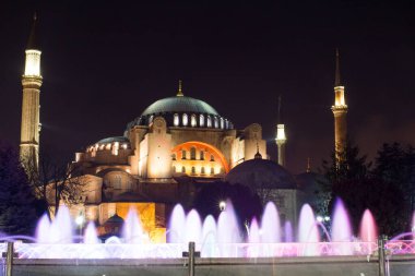 Ayasofya 'nın gece manzarası İstanbul' da tarihi bir tapınaktır. Türkiye