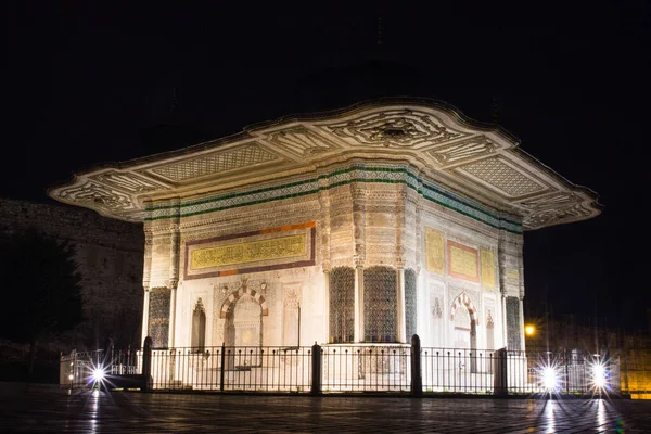 Vista Noturna Histórica Fonte Ahmed Iii Istambul Turquia — Fotografia de Stock