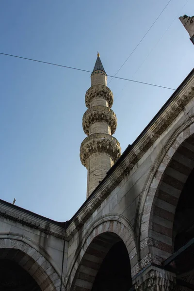 Das Minarett Einer Historischen Moschee Namens Neue Moschee Istanbul Türkei — Stockfoto