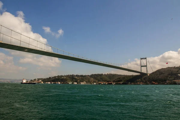 İstanbul Boğazı üzerindeki Sultan Mehmed Fatih Köprüsü manzarası. Türkiye