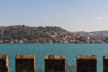 İstanbul 'daki tarihi Rumelihisari ya da Rumelian Kalesi' nin duvarından Boğaz manzarası. Türkiye
