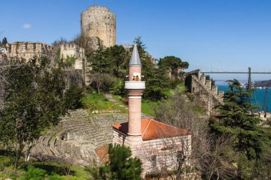 İstanbul 'daki tarihi Rumelihisari veya Rumelian Şatosu' ndaki camii. Türkiye