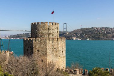 İstanbul 'daki Roumeli Hissar Kalesi' nin koruyucu duvarları ve kuleleri. Türkiye