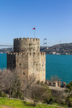 İstanbul 'daki Roumeli Hissar Kalesi' nin koruyucu duvarları ve kuleleri. Türkiye