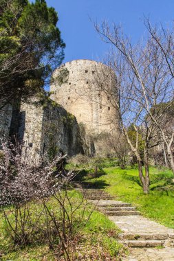 İstanbul 'daki Roumeli Hissar Kalesi' nin koruyucu duvarları ve kuleleri. Türkiye