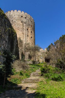 İstanbul 'daki Roumeli Hissar Kalesi' nin koruyucu duvarları ve kuleleri. Türkiye