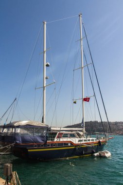 Güneşli bir günde İstanbul Boğazı 'nın otoparkında yelkenli gezintisi. Türkiye