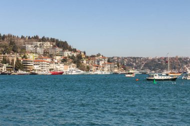 Güneşli bir günde İstanbul Boğazı 'nın otoparkında yelkenli gezintisi. Türkiye