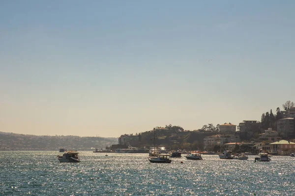 Σκάφη Σταθμευμένα Στο Βόσπορο Της Ιστανμπούλ Μια Ηλιόλουστη Μέρα Τουρκία — Φωτογραφία Αρχείου