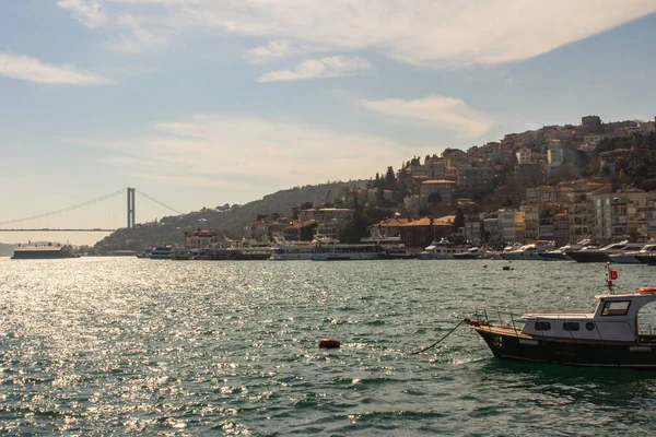 Güneşli bir günde İstanbul 'daki Boğaz' da park halindeki tekneler. Türkiye
